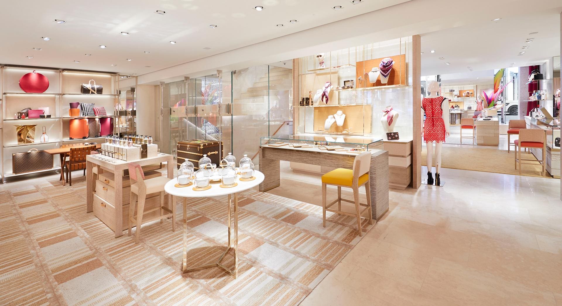 LOUIS VUITTON LONDON in 2023  Wall display cabinet, Retail store