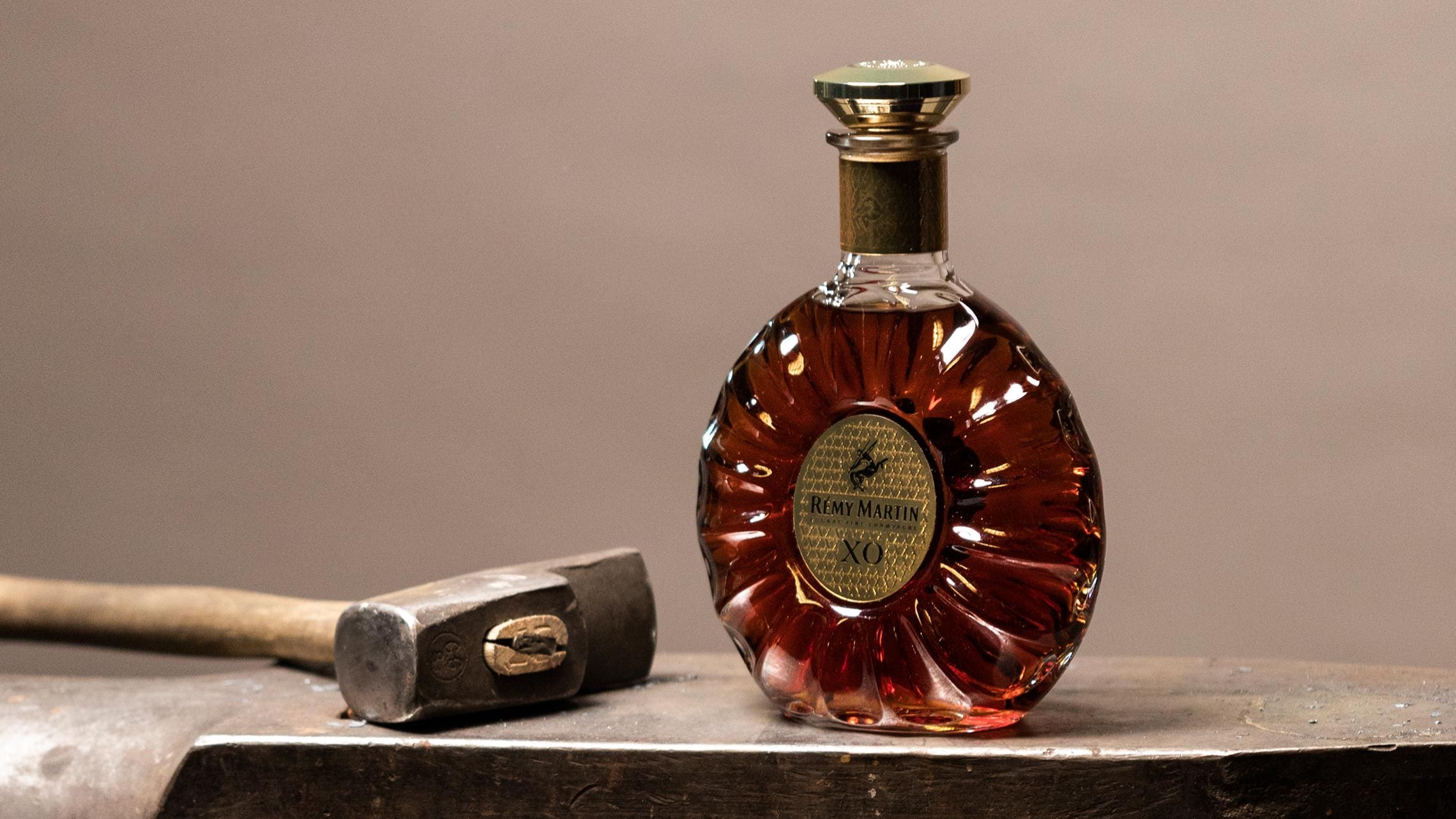 REMY MARTIN 新品 Crossing Perspectives: Rémy Martin's Exclusive Bottle Design