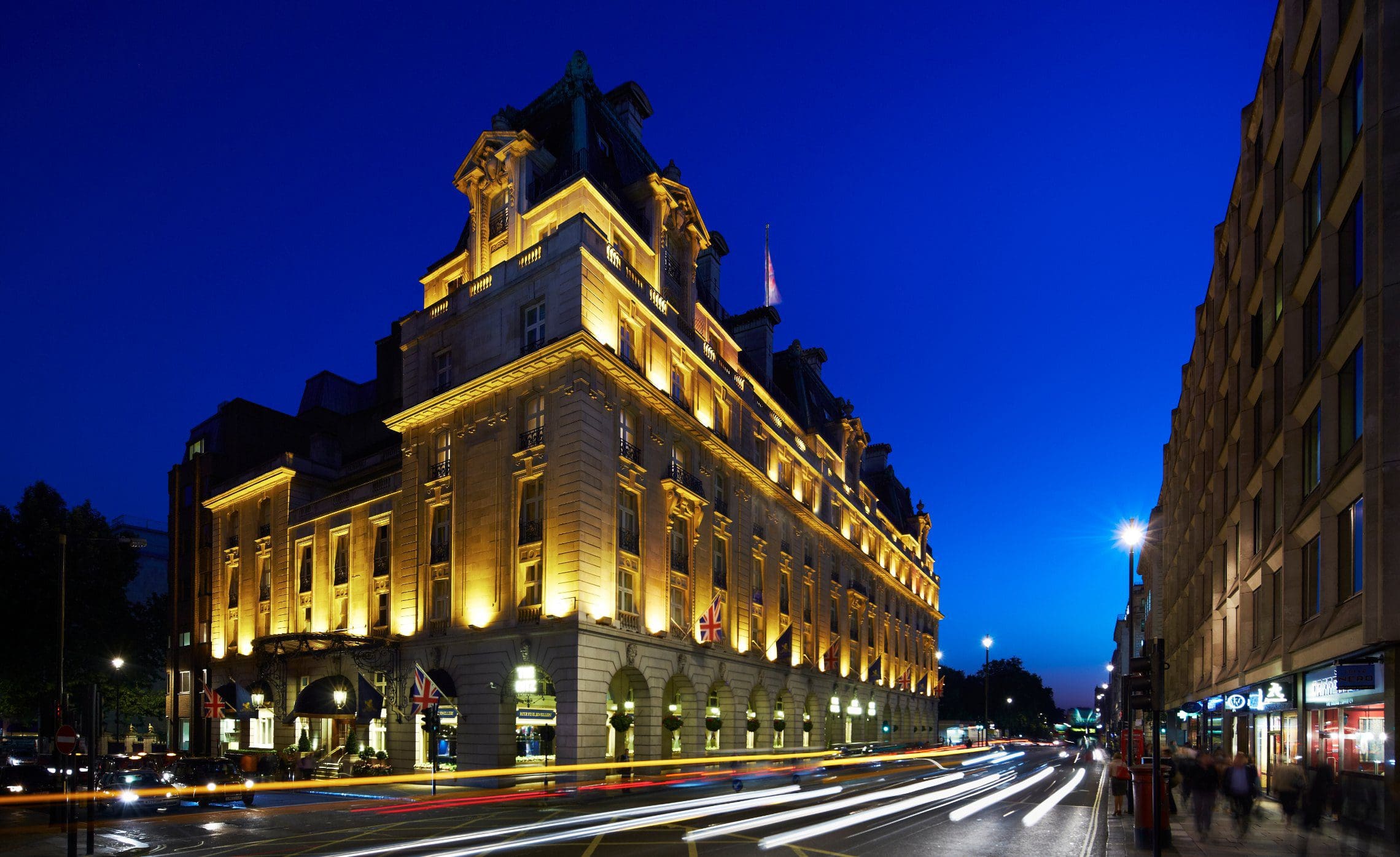 Hotel england. Отель Ритц Лондон. The Ritz Carlton Лондон Великобритания. Гостиница Ритц Карлтон в Лондоне. Отель Ритц Пикадилли.